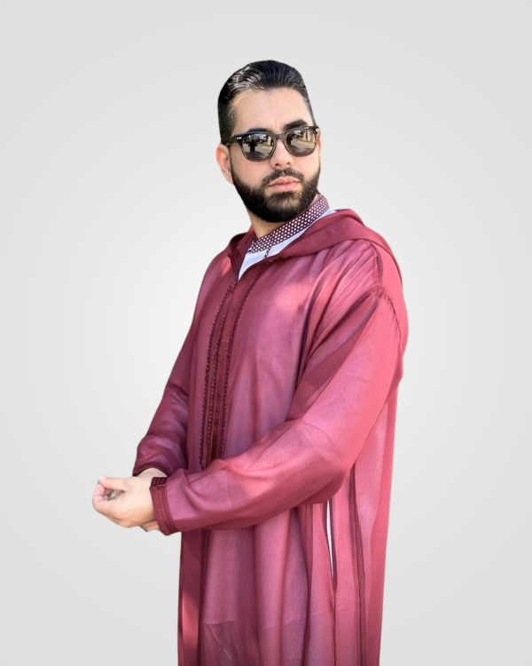 Moroccan thobe Djellaba Sousdi in burgundy, side view